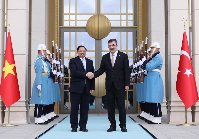 Phó Tổng thống Thổ Nhĩ Kỳ Cevdet Yilmaz và Thủ tướng Chính phủ Phạm Minh Chính tại lễ đón chính thức - Ảnh: VGP.