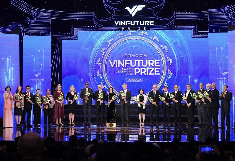 Các nhà khoa học đạt giải thưởng VinFuture 2022.
