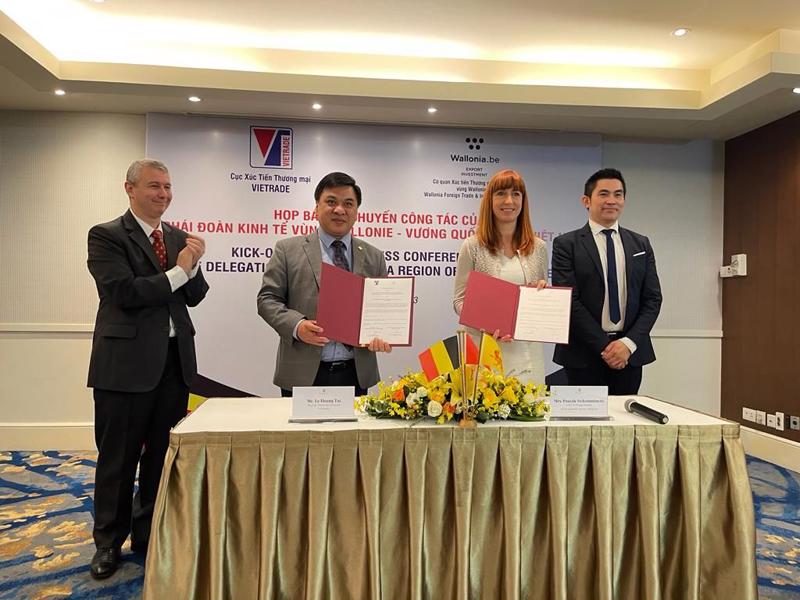 Viettrade and AWAX officials at the signing of the Letter of Intent in Hanoi. Source: AWEX
