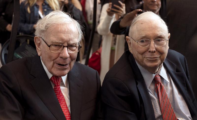 Warren Buffett (trái) và Charlie Munger - Ảnh: Bloomberg.