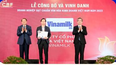 Ông Nguyễn Tường Huy - Giám đốc Nhân sự Vinamilk - nhận chứng nhận “Doanh nghiệp đạt chuẩn văn hóa kinh doanh Việt Nam năm 2023”.