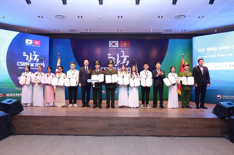 South Korean businesses present scholarships to Vietnamese students. (Photo: KOCHAM)