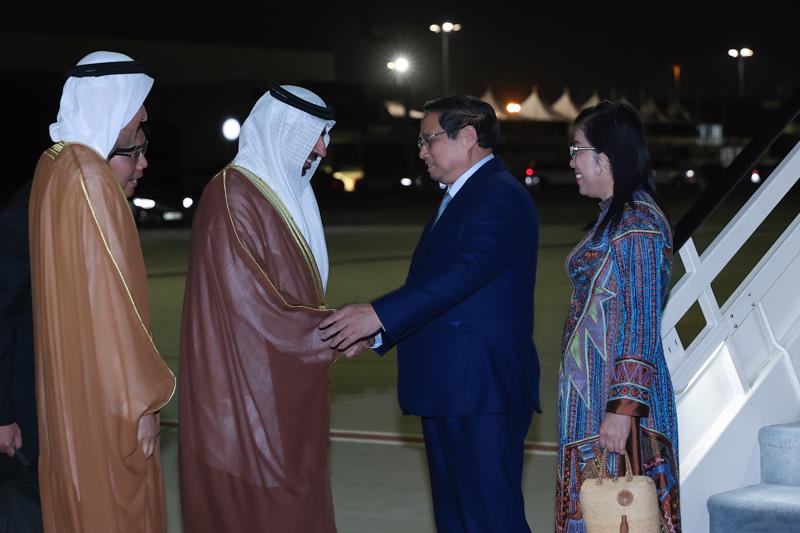 Prime Minister Pham Minh Chinh and his spouse arrive at the Al Maktoum International Airport in Dubai on November 30. (Photo: VGP)