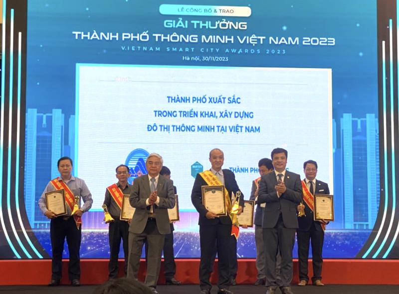 Phó Chủ tịch UBND TP. Đà Nẵng Lê Quang Nam (người đứng hàng trên thứ 2 từ phải sang) nhận giải thưởng Thành phố thông minh Việt Nam năm 2023.