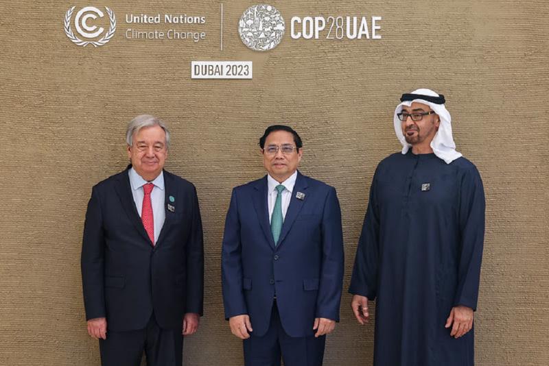 Tổng thống UAE Mohammed bin Zayed Al Nahyan và Tổng Thư ký Liên Hợp Quốc đón Thủ tướng Phạm Minh Chính tham dự Hội nghị COP28. Ảnh: VGP.