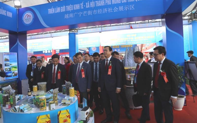 Visitors to the trade and tourism fair. Photo: baoquangninh.vn