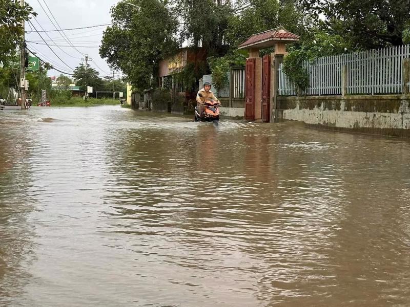 Nhiều địa phương ở vùng hạ du sông Bồ (Thừa Thiên Huế) lại bị ngập lụt khi thượng nguồn có mưa lớn
