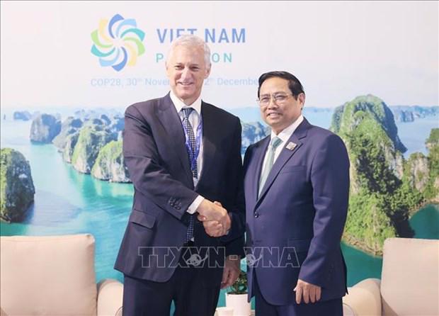 Prime Minister Pham Minh Chinh and Group Chief Executive of Standard Chartered Bill Winters. (Photo: VNA)