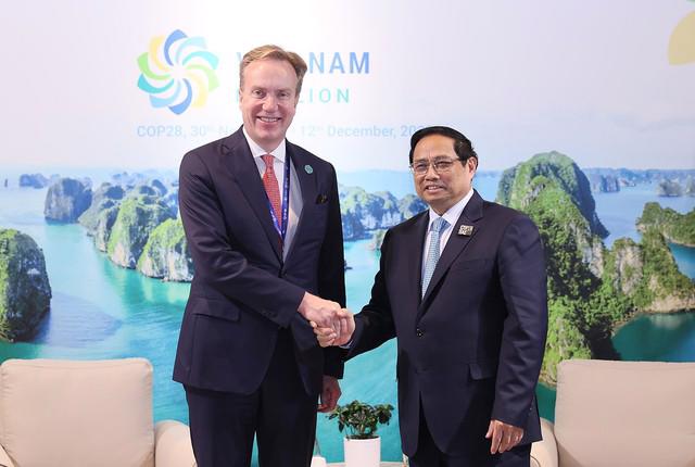 PM Pham Minh Chinh  and WEF President Borge Brende in Dubai on December 2. (Photo: VGP)