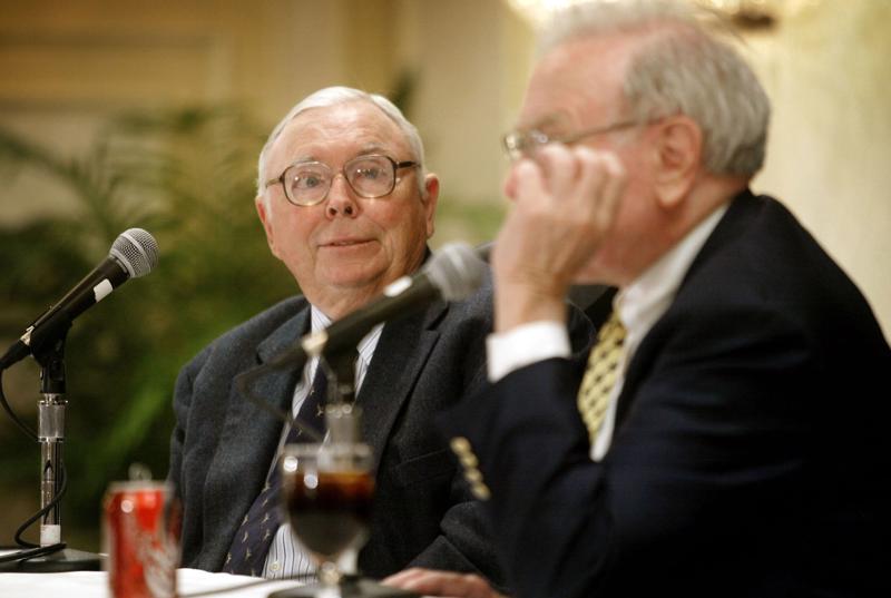 Charlie Munger (trái) và Warren Buffett - Ảnh: Bloomberg.