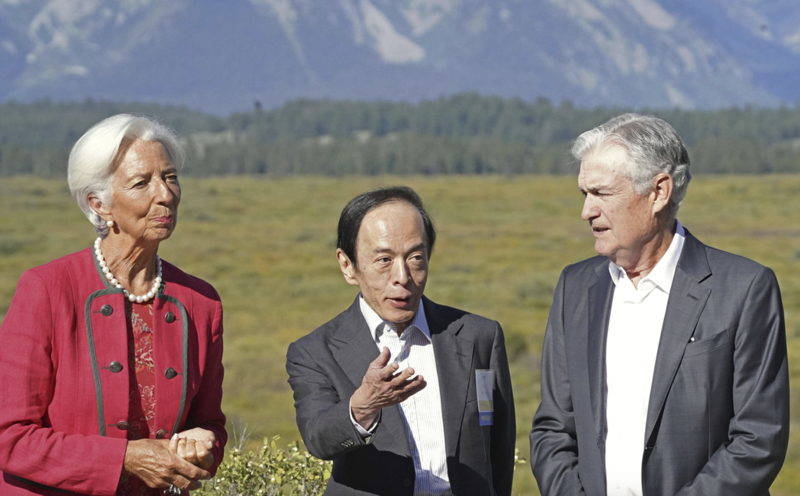 Từ trái qua: Chủ tịch Ngân hàng Trung ương châu Âu (ECB) Christine Lagarde, Thống đốc Ngân hàng Trung ương Nhật Bản (BOJ) Ueda Kazuo, và Chủ tịch Cục Dự trữ Liên bang Mỹ (Fed) Jerome Powell tại hội nghị ngân hàng trung ương thường niên của Fed vào tháng 8/2023 - Ảnh: Alamy Stock Photo.