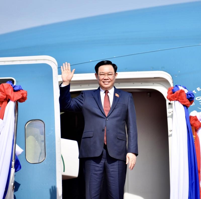 Chủ tịch Quốc hội Vương Đình Huệ và Đoàn đại biểu cấp cao Quốc hội Việt Nam đã đến sân bay quốc tế Wattay, Thủ đô Vientiane, bắt đầu chuyến thăm, làm việc tại Lào, dự Hội nghị cấp cao Quốc hội 3 nước CLV. Ảnh: Quốc hội.