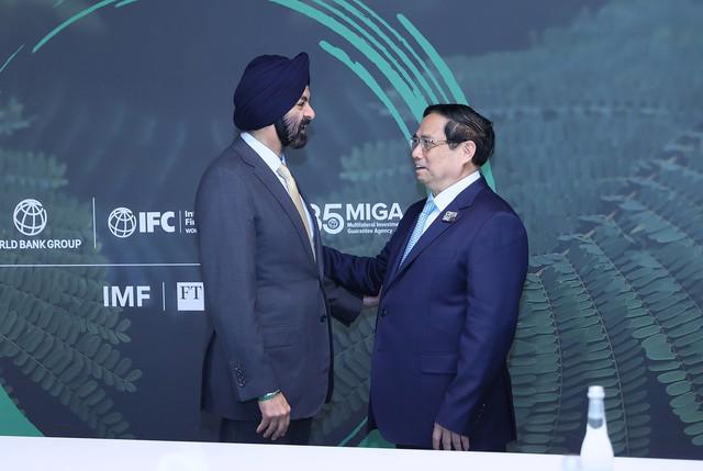 Prime Minister Pham Minh Chinh and World Bank Group President Ajay Banga meet in Dubai on December 2. (Photo: VGP)