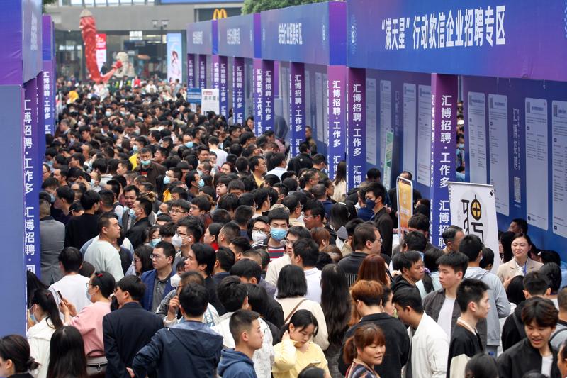 Một hội chợ việc làm ở Trung Quốc - Ảnh: Bloomberg.