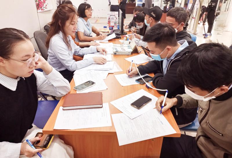 Lao động đăng ký tìm việc làm tại Hà Nội, tháng 11/2023. Ảnh - Thu Hằng.