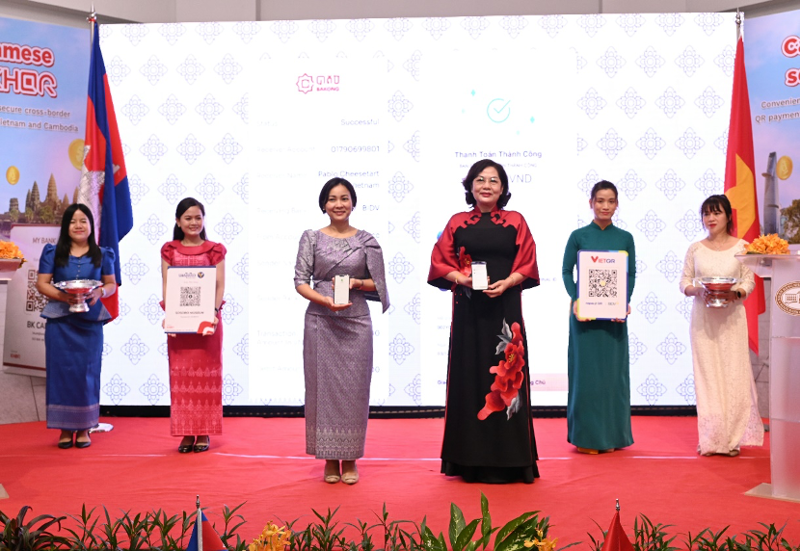 State Bank of Vietnam Governor Nguyen Thi Hong and National Bank of Cambodia Governor Chea Serey launch the Vietnam-Cambodia cross-border QR payment link.