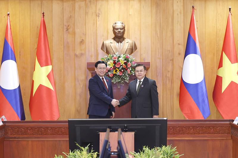 Chủ tịch Quốc hội Vương Đình Huệ và Chủ tịch Quốc hội Lào Saysomphone Phomvihane.