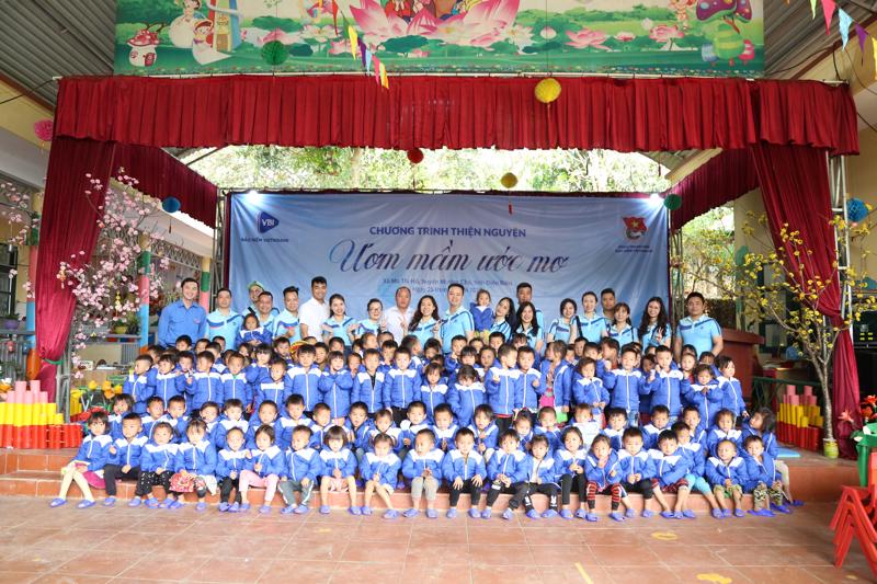 Đoàn thiện nguyện Bảo hiểm VietinBank - VBI tổ chức chương trình thiện nguyện "Ươm mầm ước mơ" tại Trường Mầm non Ma Thì Hồ.