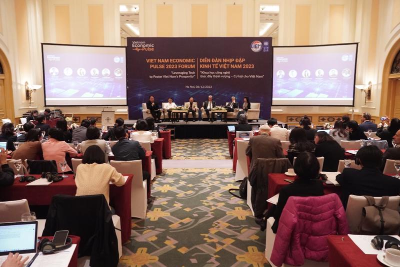 The 3rd Vietnam Economic Pulse forum opened in Hanoi on December 6.
