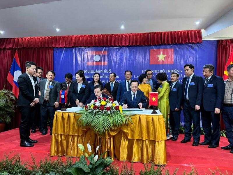 Bộ trưởng Bộ Lao động và Phúc lợi xã hội Lào Bay Kham Khat Thi Nha và Bộ trưởng Bộ Lao động - Thương binh và Xã hội Việt Nam Đào Ngọc Dung ký kết hợp tác giữa hai Bộ giai đoạn 2023-2025. Ảnh - MOLISA. 