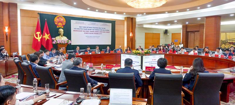 The conference discussing the construction of a free trade zone and non-tariff zone in Hai Phong.
