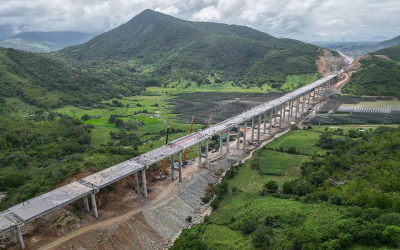 Cầu số 3 Km50 vượt thung lũng Sông Trâu dài 894 m nối Khánh Hòa và Ninh Thuận trên tuyến cao tốc Cam Lâm - Vĩnh Hảo, đã hợp long nối liền hai tỉnh Nam Trung Bộ.