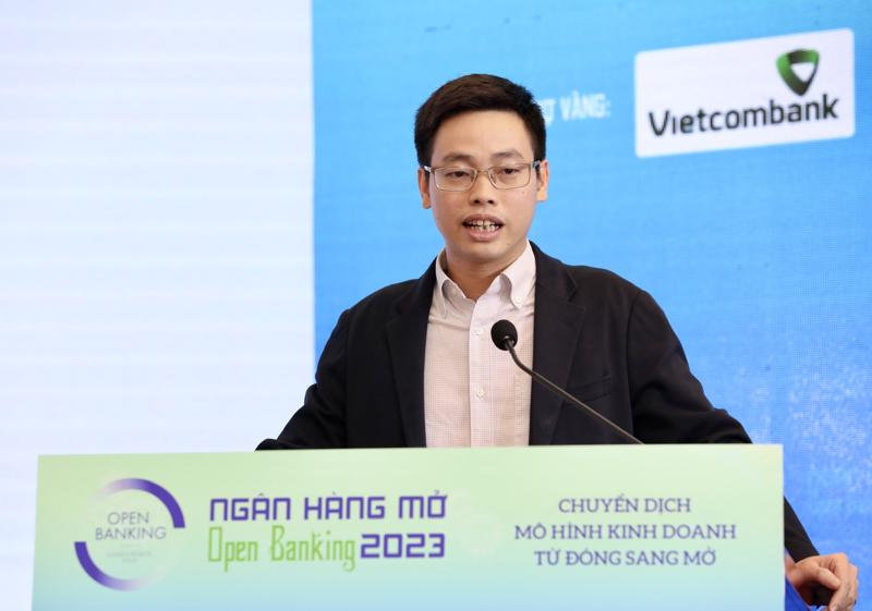 Phó Cục trưởng Cục An toàn thông tin Trần Quang Hưng chia sẻ về đảm bảo an ninh, an toàn trong giao dịch ngân hàng điện tử tại “Hội thảo Ngân hàng mở/Open Banking 2023: Chuyển dịch mô hình kinh doanh từ đóng sang mở” chiều 7/12/2023.