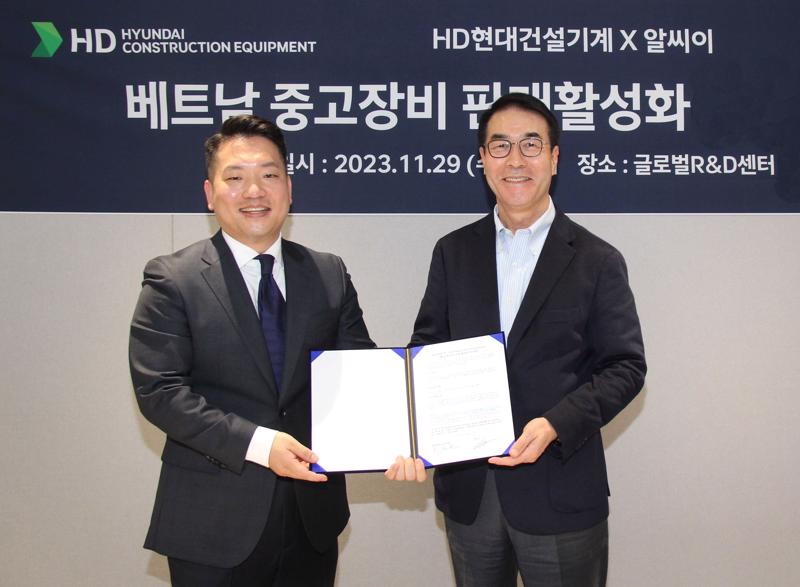 Đại diện của RCE và HD Hyundai tại lễ ký kết.