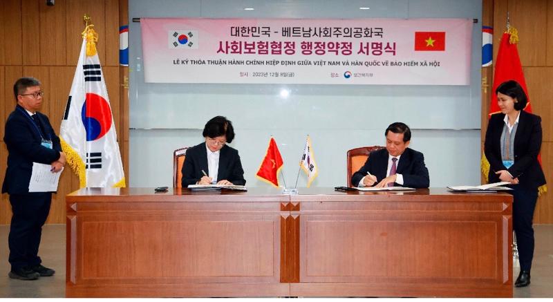 Thứ trưởng Bộ Lao động - Thương binh và Xã hội Nguyễn Bá Hoan và Thứ trưởng Bộ Y tế và Phúc lợi Hàn Quốc Kim Hyejin ký thỏa thuận hành chính giữa hai Bộ để triển khai Hiệp định giữa Chính phủ hai nước về Bảo hiểm xã hội. Ảnh - MOLISA. 