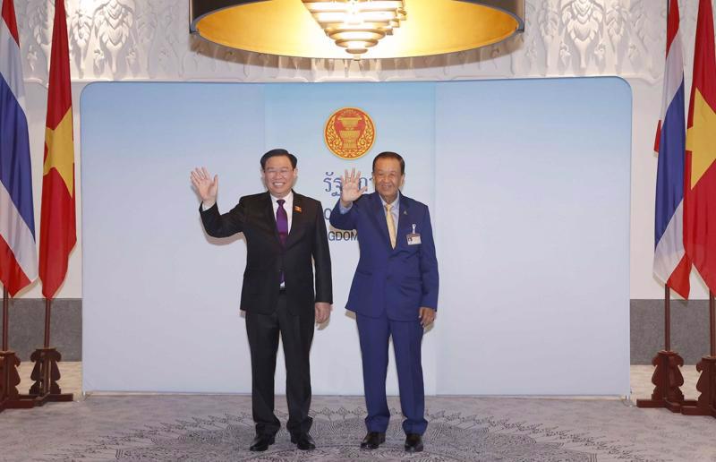 NA Chairman Vuong Dinh Hue (left) and Speaker of the House of Representatives of Thailand Wan Muhamad Noor Matha. (Photo: quochoi.vn)