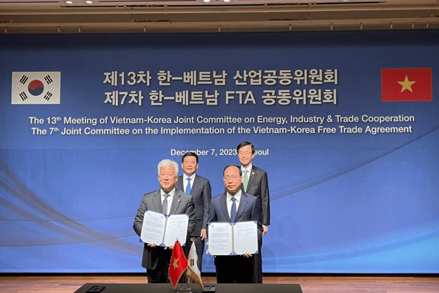 The 13th meeting of the Vietnam-South Korea Joint Committee for Trade, Industry and Energy Cooperation in Seoul on December 7. (Photo: VNA)