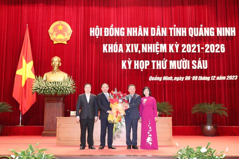 Thường trực Tỉnh uỷ chúc mừng ông Cao Tường Huy, Phó Bí thư Tỉnh ủy, Chủ tịch UBND tỉnh.