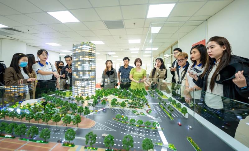 Nhà đầu tư tìm hiểu cơ hội đầu tư tại The One Tower Đà Nẵng.