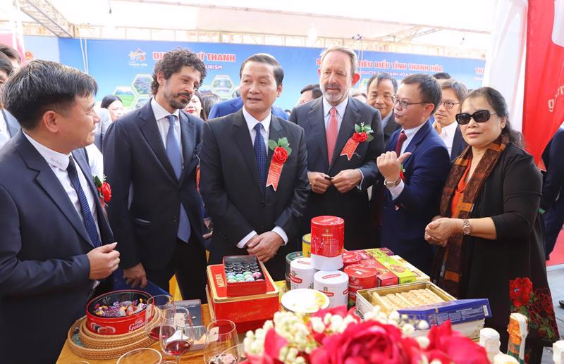 Vietnamese and Italian delegates visit a booth showcasing products from Thanh Hoa and Italy at an exhibition held on the sidelines of ‘Italy Day in Thanh Hoa’.