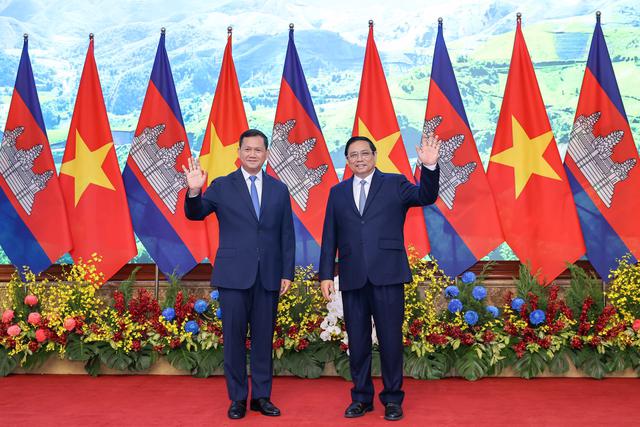 PM Pham Minh Chinh and  his Cambodian counterpart at the talks in Hanoi on December 11. (Photo: VGP)