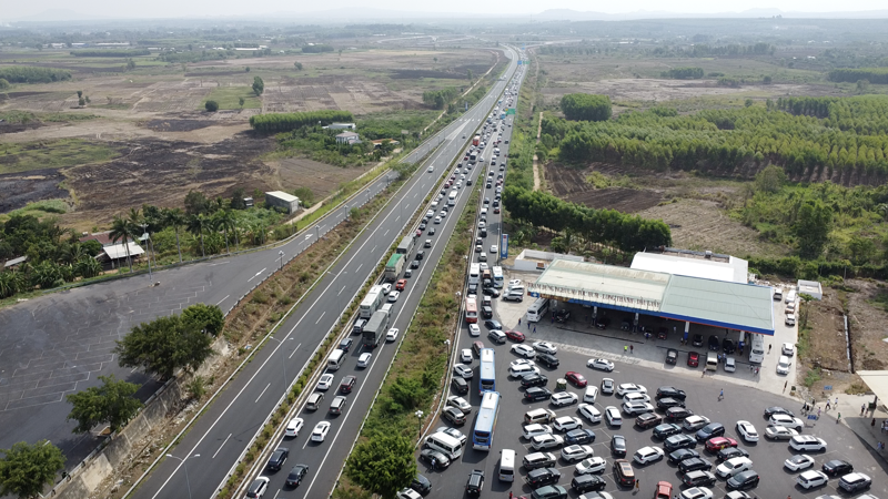 The one rest stop along the expressway is often overloaded.