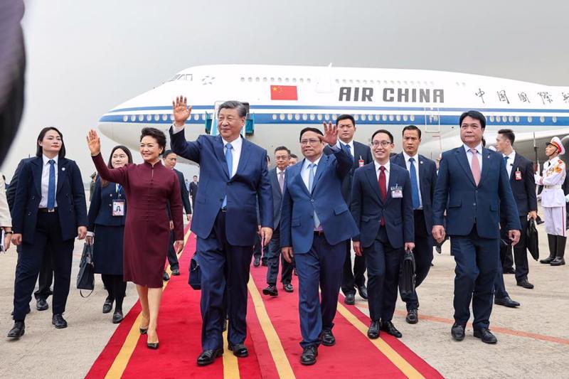 Prime Minister Pham Minh Chinh and President Xi Jinping at Noi Bai International Airport in Hanoi on December 12. Photo: Tri Phong