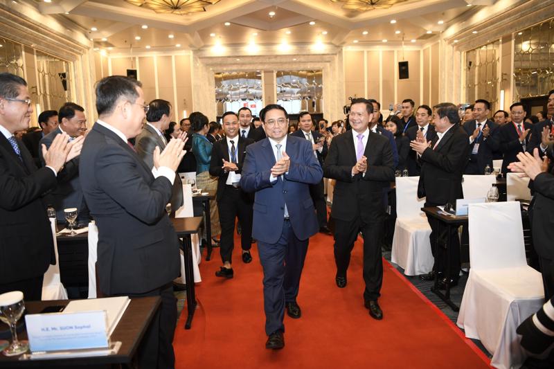 Thủ tướng Phạm Minh Chính và Thủ tướng Campuchia Hun Manet đến dự Diễn đàn xúc tiến đầu tư và thương mại Việt Nam-Campuchia - Ảnh: VGP.