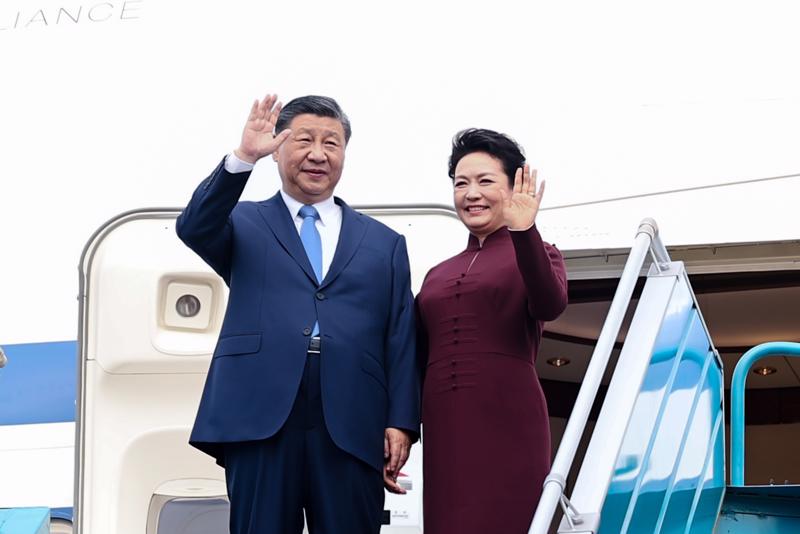 Tổng Bí thư, Chủ tịch nước Trung Quốc Tập Cận Bình và Phu nhân tới Hà Nội, bắt đầu thăm cấp Nhà nước tới Việt Nam - Ảnh: Trí Phong.