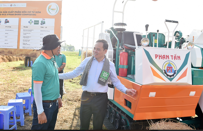Phó Thủ tướng Trần Lưu Quang tham quan các loại máy sản xuất nông nghiệp của Việt Nam. 