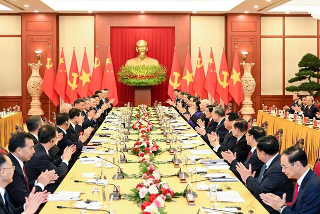The talks between Party Chief Nguyen Phu Trong and President Xi Jinping in Hanoi on December 12. (Photo: VGP)