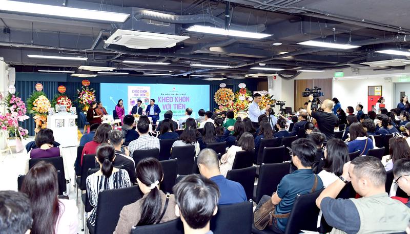 Đông đảo phụ huynh tham dự buổi ra mắt truyện tranh “Khéo khôn với tiền – Tránh những ưu phiền” tại Nhà xuất bản Kim Đồng.