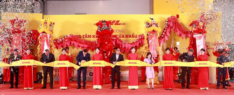 Các đại biểu DHL Express, Hải quan và VN Post cắt băng khánh thành Trung tâm khai thác cửa khẩu DHL tại Hà Nội