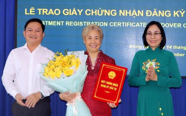 A representative from the J&H Yubo Vietnam Industrial Ltd. Co receives the investment license. Photo: tuoitre.vn