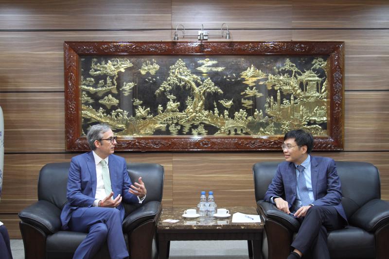 Phó Tổng Giám đốc SCIC Lê Thanh Tuấn đón tiếp đoàn công tác của Ngân hàng HSBC.