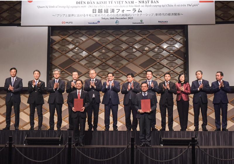 Lễ trao văn bản ký hết hợp tác tại Diễn đàn kinh tế Việt Nam - Nhật Bản diễn ra ngày 16/12 tại Tokyo, dưới sự chứng kiến của Thủ tướng Phạm Minh Chính. Ảnh Đại học Đông Á.