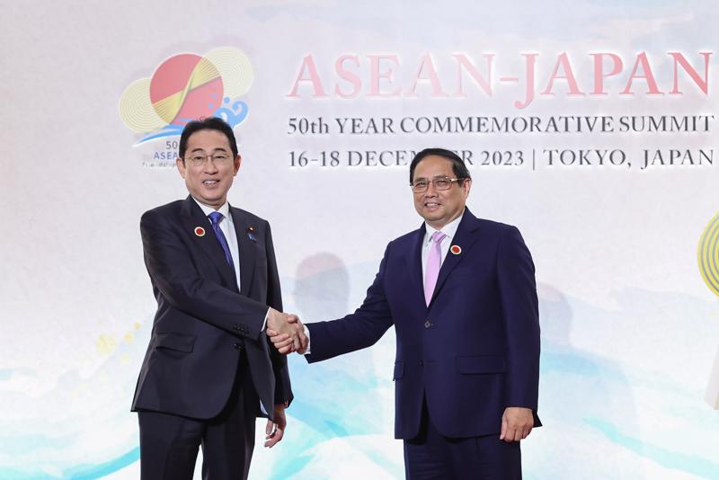 Thủ tướng Nhật Bản Kishida Fumio đón Thủ tướng Phạm Minh Chính dự Hội nghị Cấp cao Kỷ niệm 50 năm quan hệ ASEAN-Nhật Bản. Ảnh: VGP.