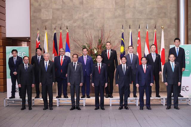 Prime Minister Pham Minh Chinh and leaders from other ASEAN member states, Japan, and Australia at the first AZEC meeting. (Photo: VGP)