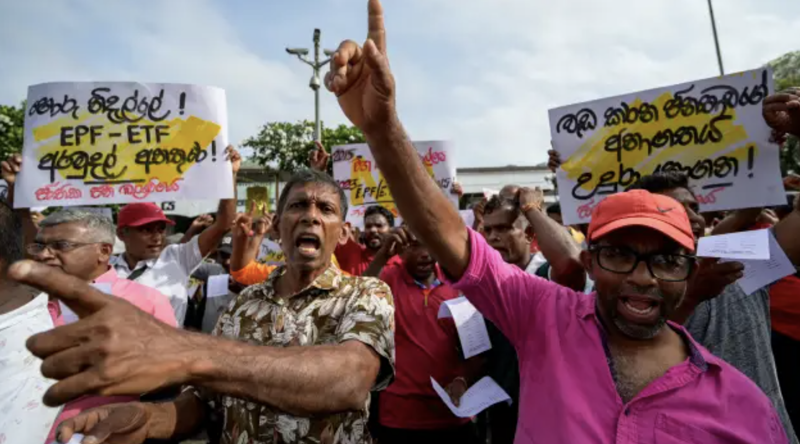 Người dân biểu tình phản đối kế hoạch tái cơ cấu nợ của Chính phủ ở Columbo, Sri Lanka, tháng 7/2023 - Ảnh: Getty/CNBC.