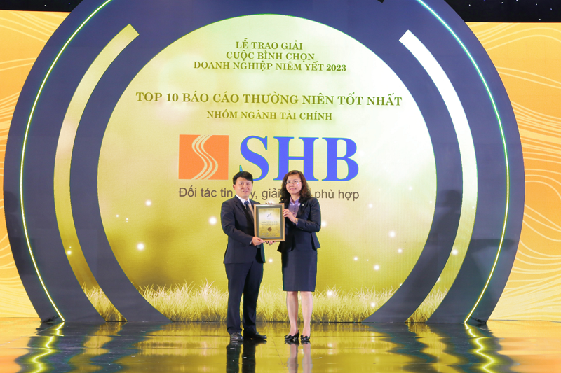 Ông Lê Đăng Khoa - Phó Tổng Giám đốc SHB đại diện ngân hàng nhân giải thưởng Top 10 Báo cáo thường niên tốt nhất.